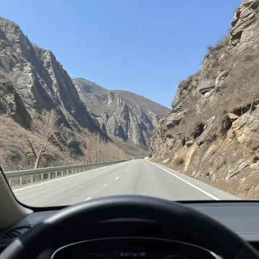 我们中午十二点正在开车穿山，手机可能没信号。