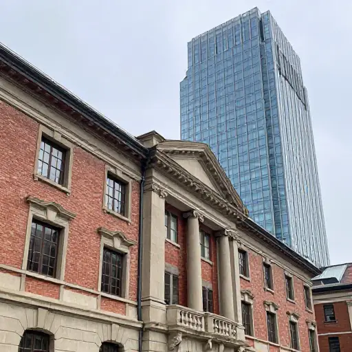 现代设计与建筑的传统风格不匹配。
