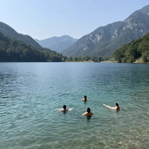我们在山湖中游泳，水非常清澈。