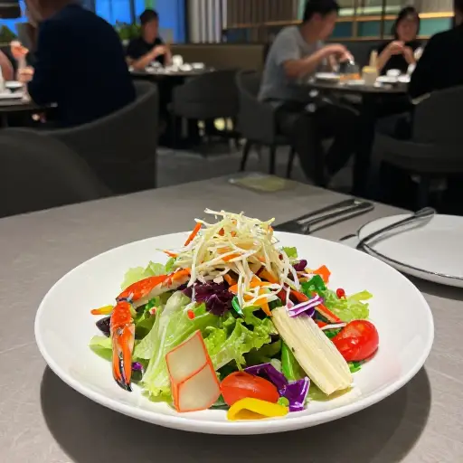 我在新餐厅尝试了螃蟹沙拉，非常美味。