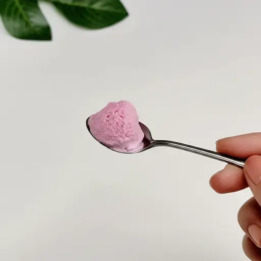我用勺子舀了一些冰激凌。