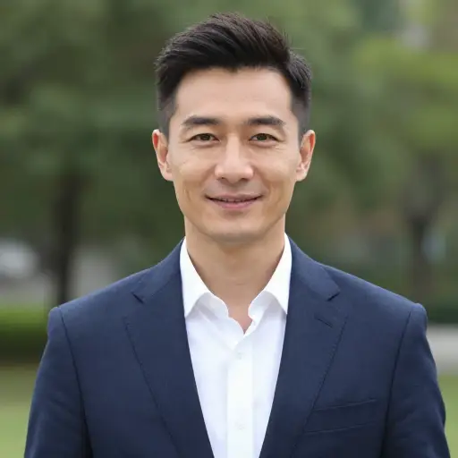 他三十多岁，非常英俊。