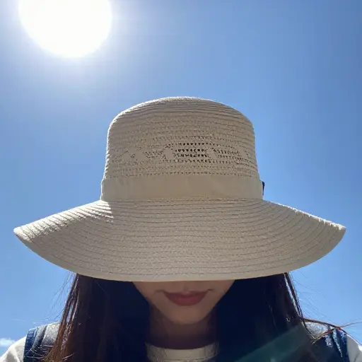 戴帽子保护脸部免受阳光强烈热量的伤害。