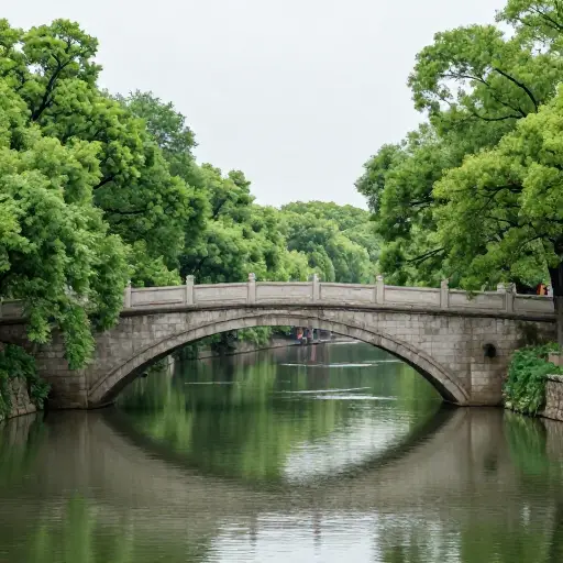桥拱形跨越河流。