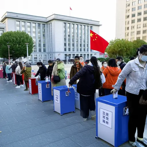 这个国家的人民选举自己的领导人，确保政府拥有最高权力。