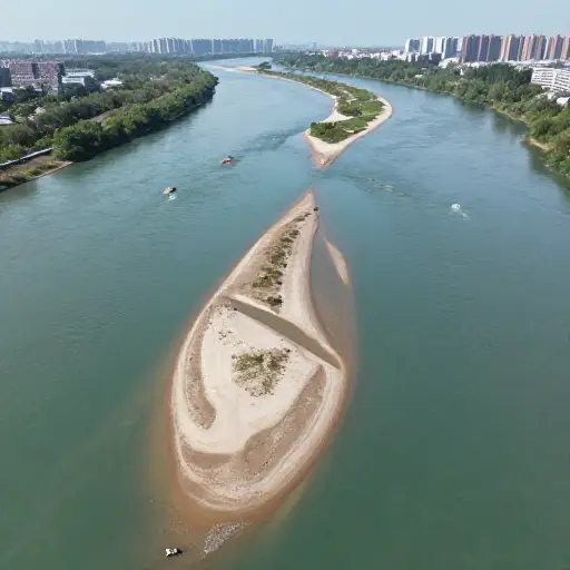 这个城市在地理上位于两条河流的交汇处。