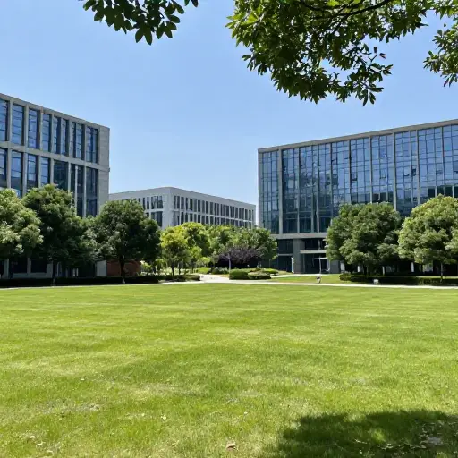 大学校园包括现代化建筑和广阔的园林。