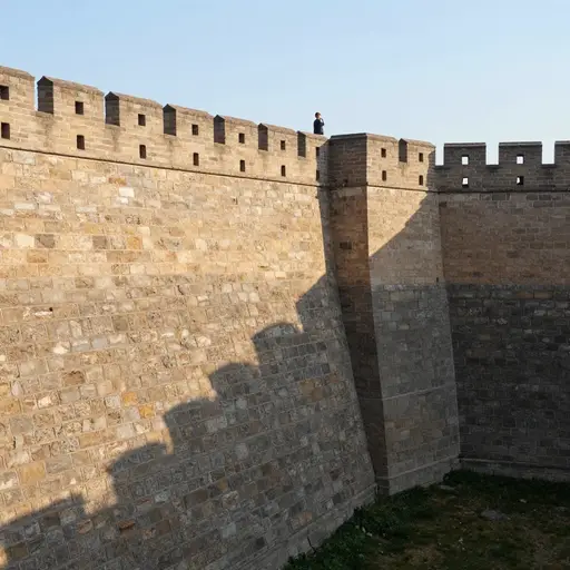墙厚两米。