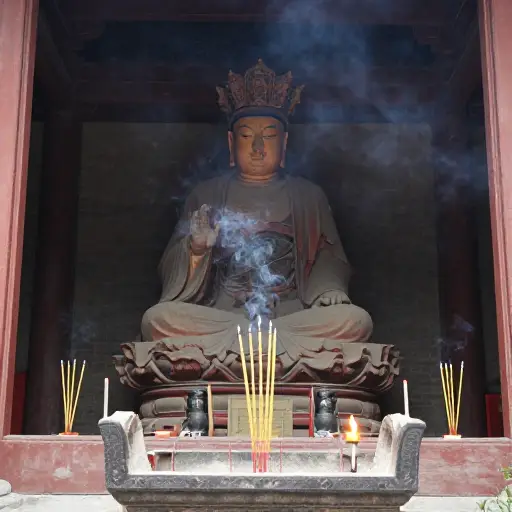 古代庙宇中常供奉着木雕或石雕的神像。