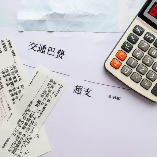 算上交通费，我们的预算已经超支了。