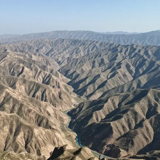这些山脉标志着两国之间的边界。