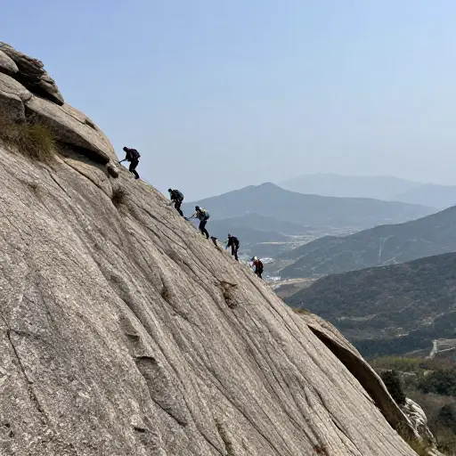 爬到山顶的路很陡峭，但景色值得。