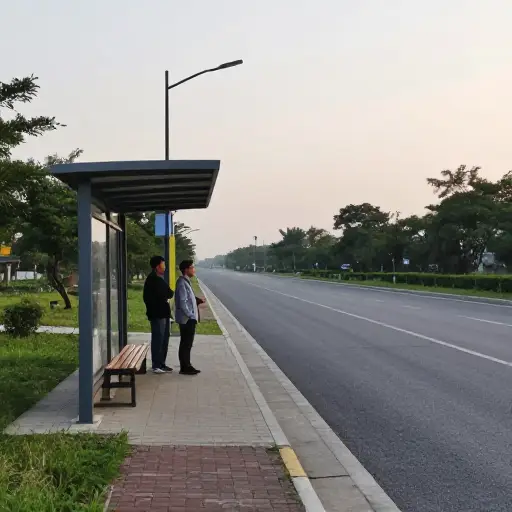 我们到车站时，公交车还没来。