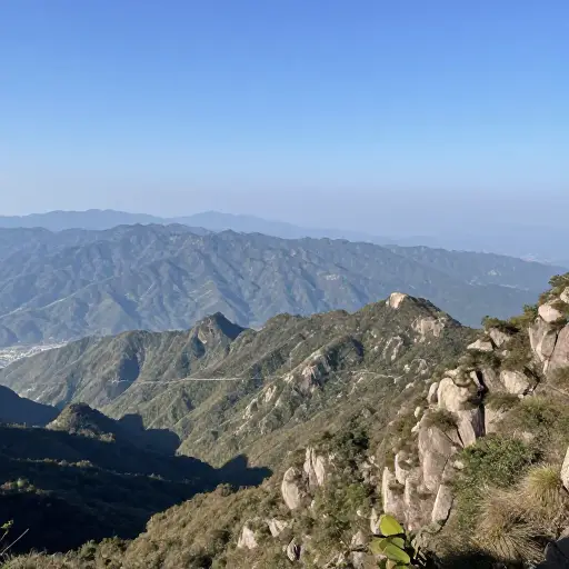 我们欣赏了山顶壮丽的景色。