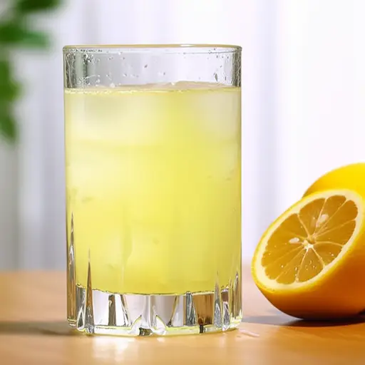 柠檬汁有一种清爽的酸味。