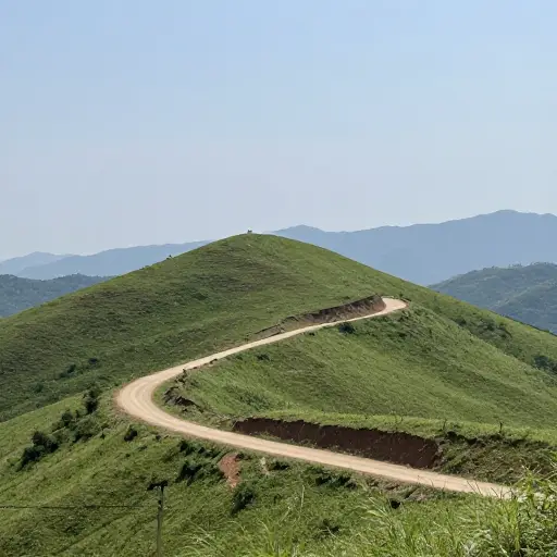 旧路蜿蜒绕过山腰。