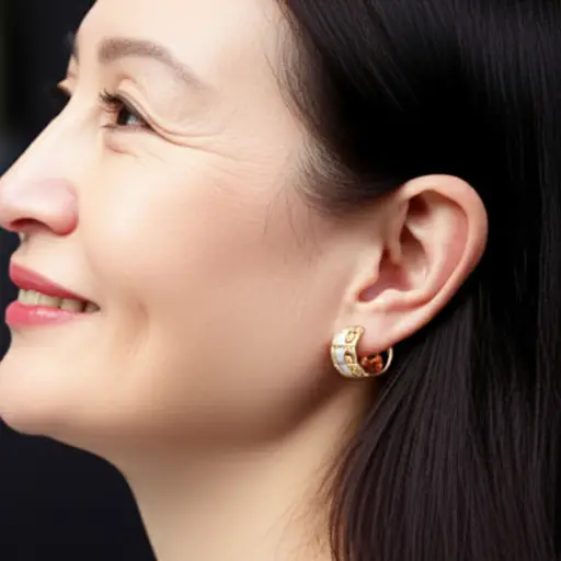 我妈妈喜欢戴金耳环。