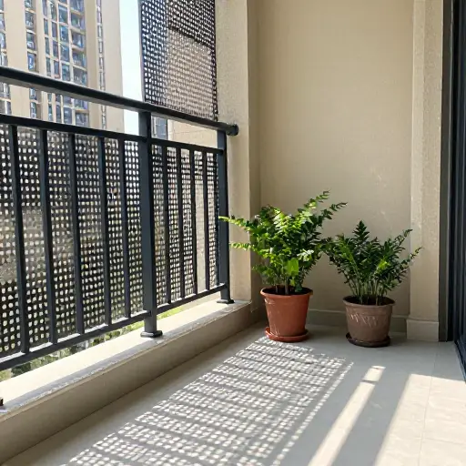 我们在阳台上安装了金属格架来遮挡强烈的阳光。