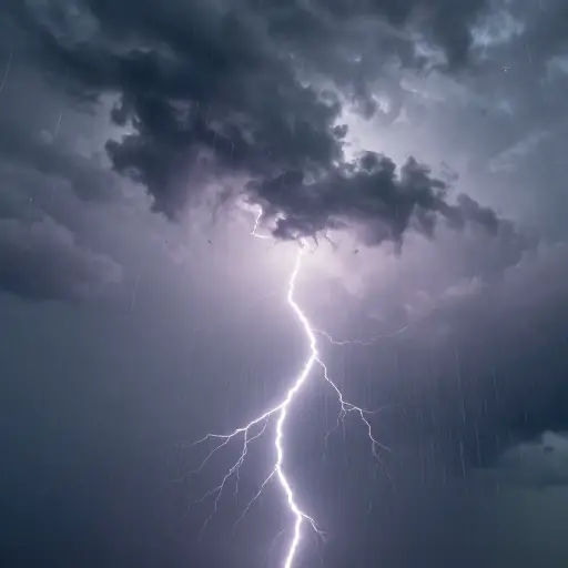 风暴期间，雷声轰鸣。