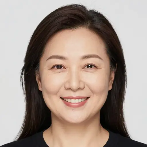 她丰满的脸颊让她看起来和蔼可亲。