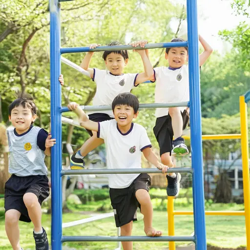 孩子们喜欢在操场上爬攀登架。