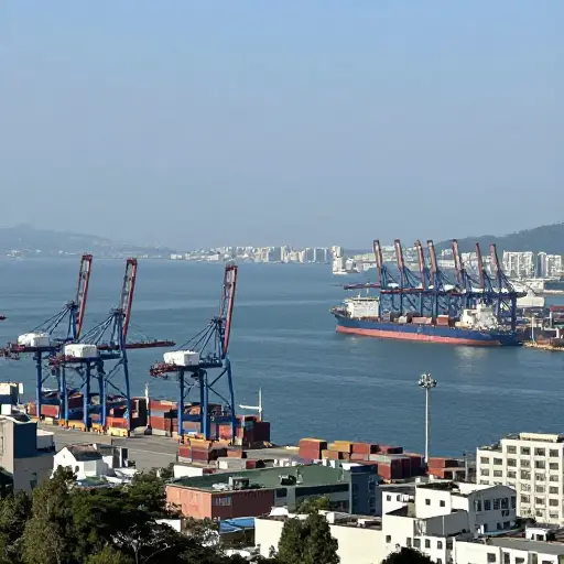 这座城市的海滨位置使其成为重要的贸易港口。