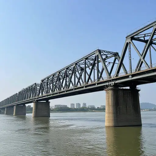 这座桥是一个巨大的钢结构建筑。