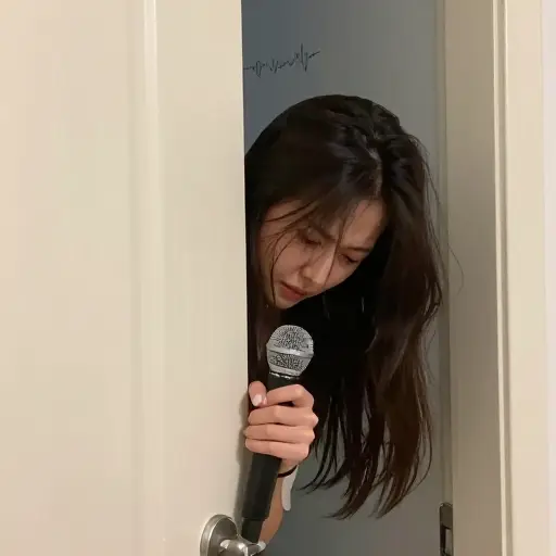 她的声音颤抖着，几乎听不清楚。