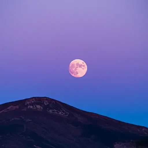 太阳消失在山后时，月亮升起了。
