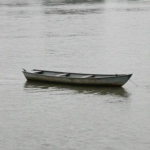 小船漂浮在河面上。