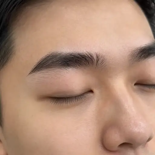 他眉毛真的很浓密。