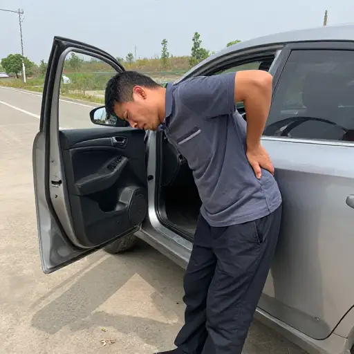 开了很久的车以后，我的背感觉很僵硬。