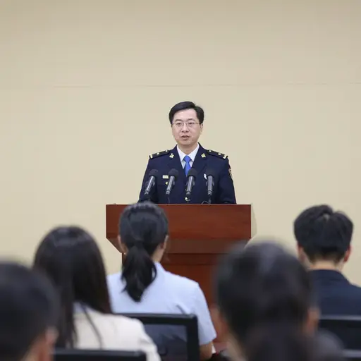 警察局长宣布了新的安全措施。